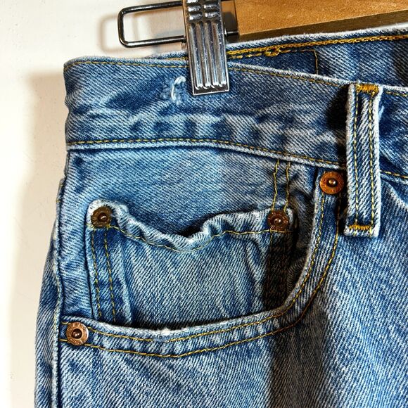 Levis 501 Jeans Mens 32x31 Straight Medium Wash Cotton Distressed Frayed - Picture 10 of 14